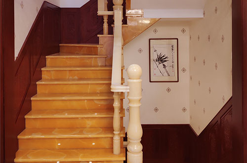 肥西中式别墅室内汉白玉石楼梯的定制安装装饰效果